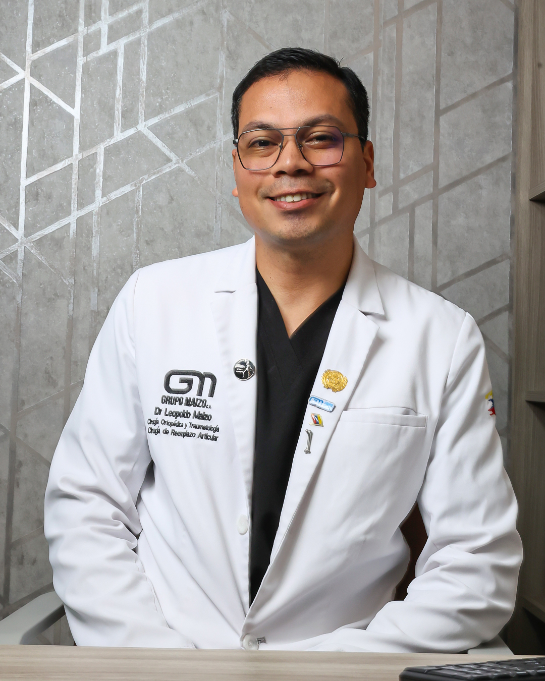 Dr. Leopoldo Maizo, traumatólogo especialista en cirugía de cadera y rodilla, en su consultorio en Caracas